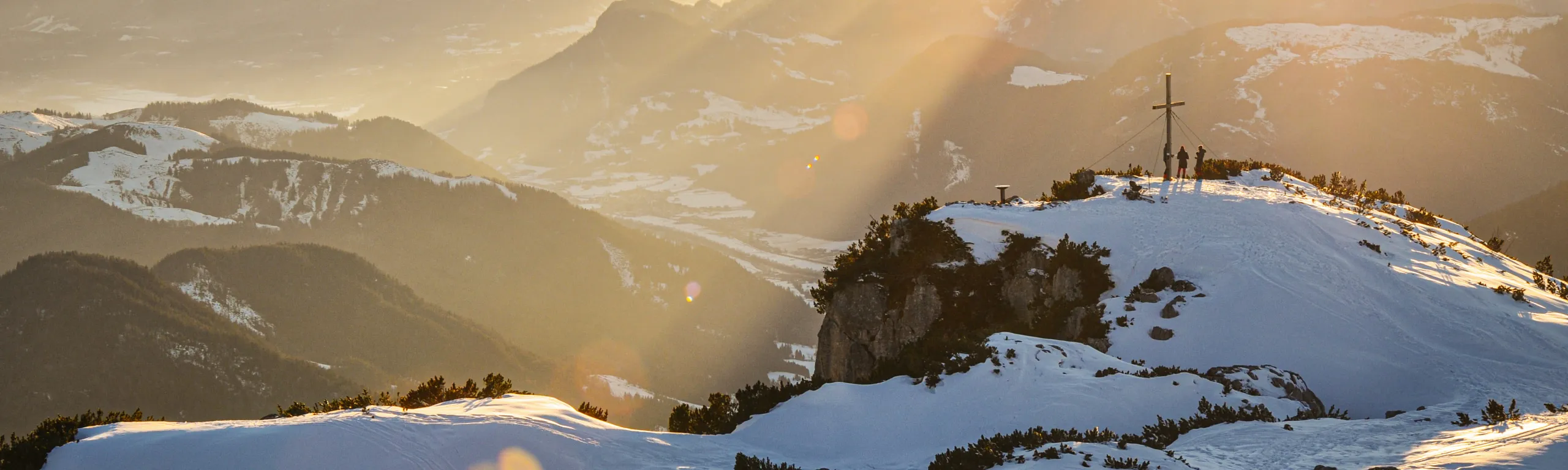 Schneebedeckte Landschaft im Pillerseetal mit Bergen im Hintergrund