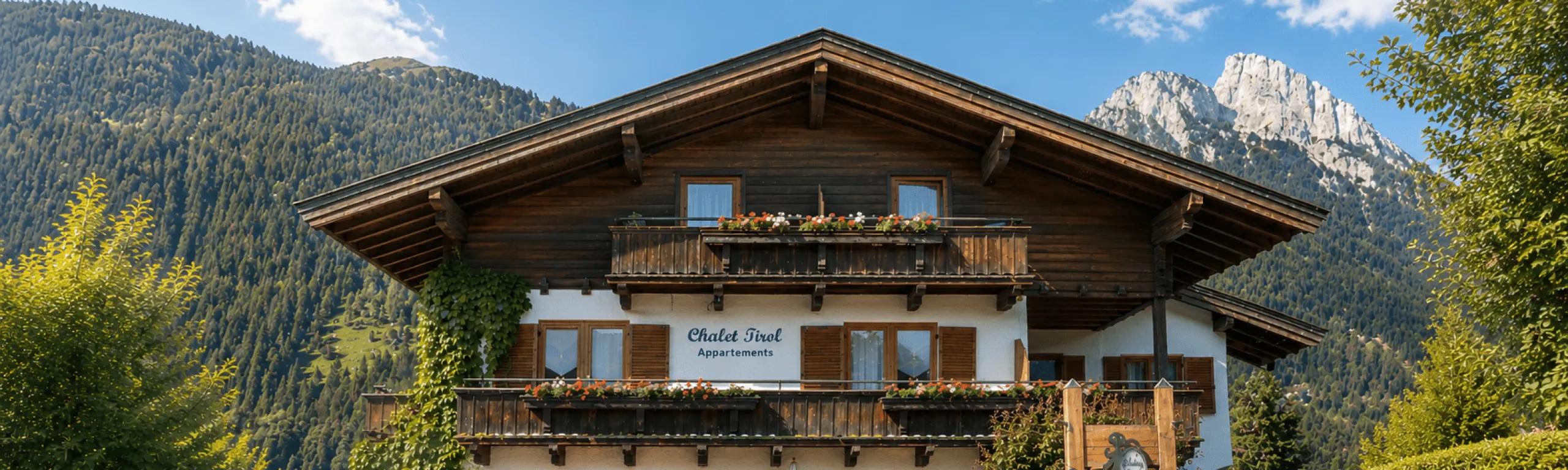 Alpenchalet mit Blick auf die Berge und Bäume
