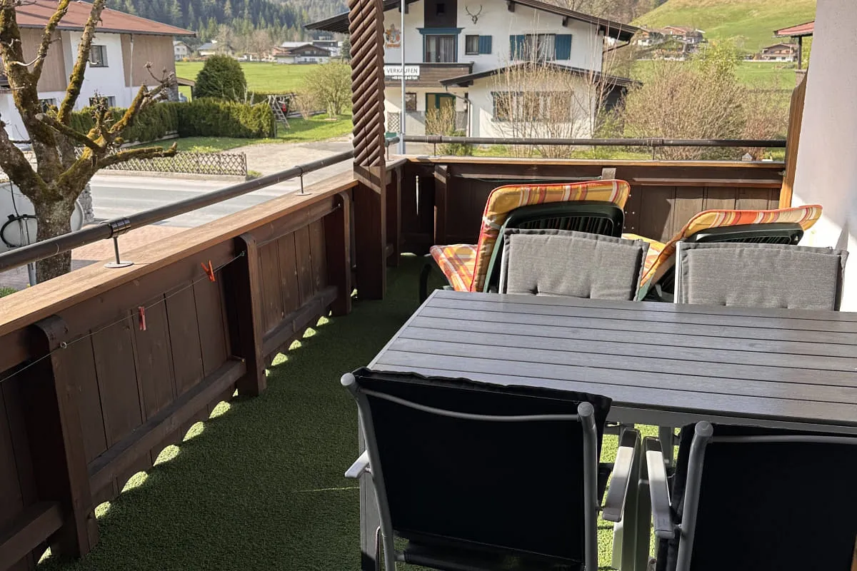 Balkon mit Tisch und Stühlen, Blick auf die Berge