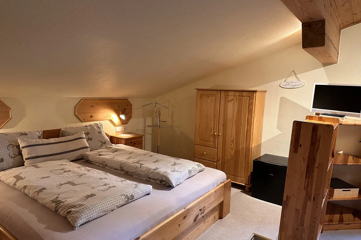 Helle, gemütliche Dachzimmer mit Holzinterieur und TV